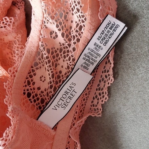 Victoria's Secret Peek-A-Boo Crochet Lace Bralette - Size XS - Peach - Picture 3 of 3